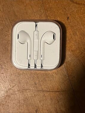 Apple White Wired Earbuds with In-Line Remote and Mic